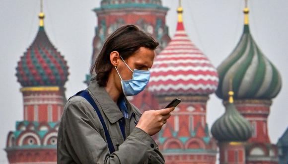 En Moscú, el epicentro de la pandemia en este país, en las últimas 24 horas fueron detectados 6.075 casos de COVID-19 y 73 personas fallecieron por complicaciones de esta enfermedad. | (Foto: Yuri KADOBNOV / AFP).