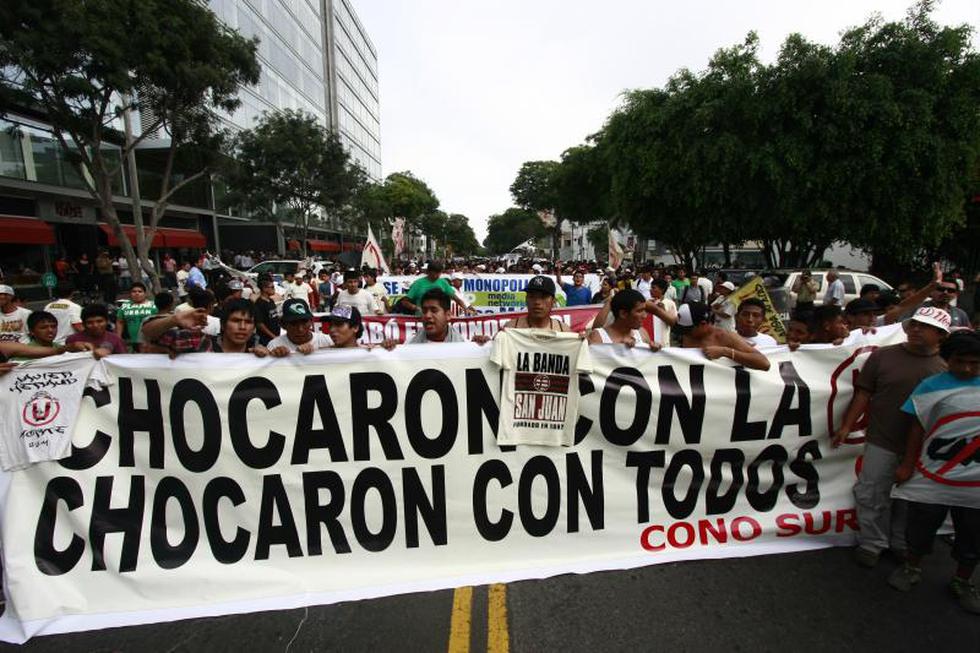 Hinchas de Universitario de Deportes hicieron plantón frente a las oficinas de CMD