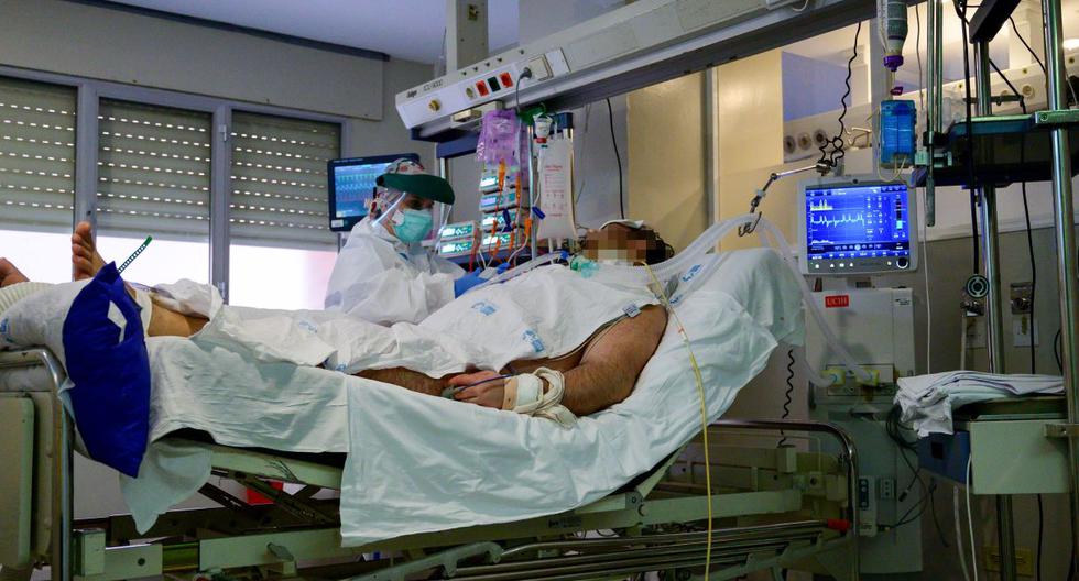 Imagen referencial. Un trabajador de la salud atiende a un paciente con coronavirus en la Unidad de Cuidados Intensivos de un hospital cerca a Madrid en España. (PIERRE-PHILIPPE MARCOU / AFP).