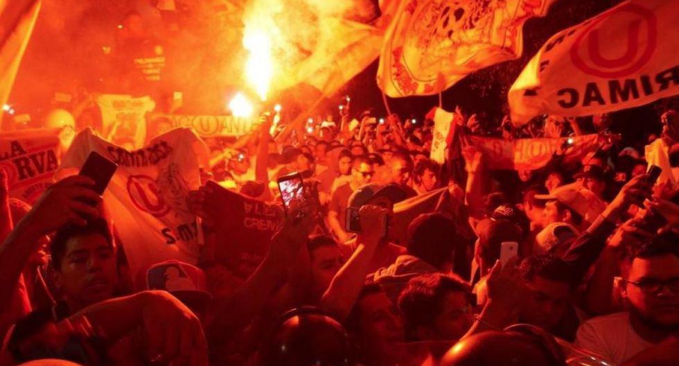 Los hinchas cremas prendieron bengalas durante el partido ante Carabobo.