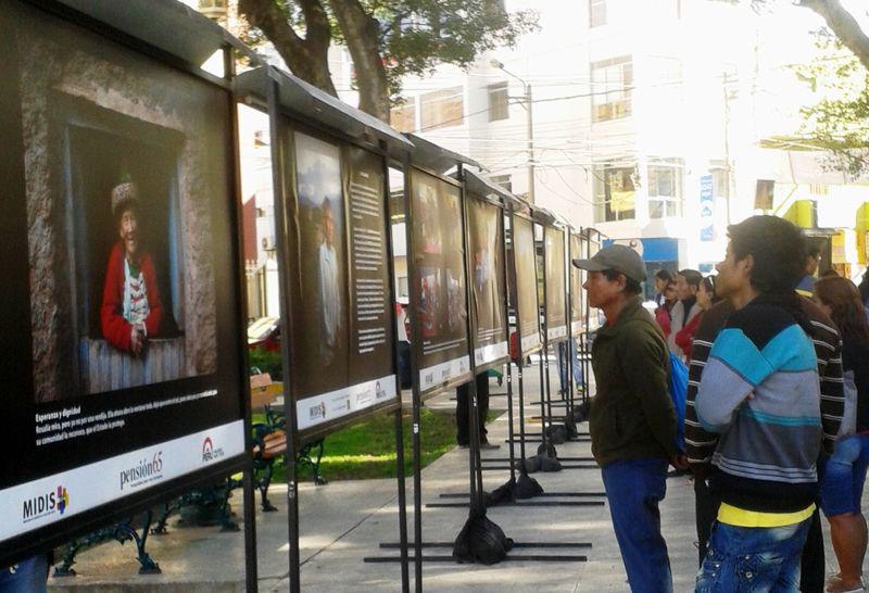 Exponen historias de abuelitos en la plaza Andrés Avelino Cáceres
