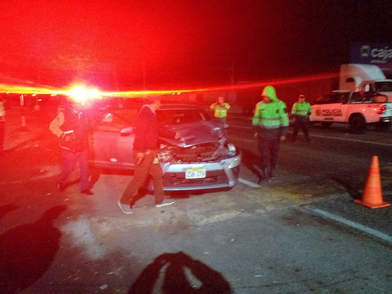 Auto con 4 ocupantes se estrella contra un tráiler cargado de 25 t de papas