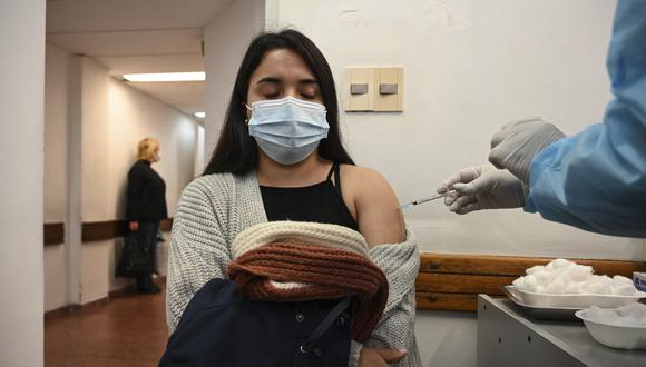 Una mujer recibe una dosis de la vacuna Pfizer el 16 de agosto de 2021 en Montevideo. (Foto: Eitan ABRAMOVICH / AFP)