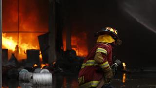 Ventanilla: Bomberos usan drone para apagar fuerte incendio en almacén