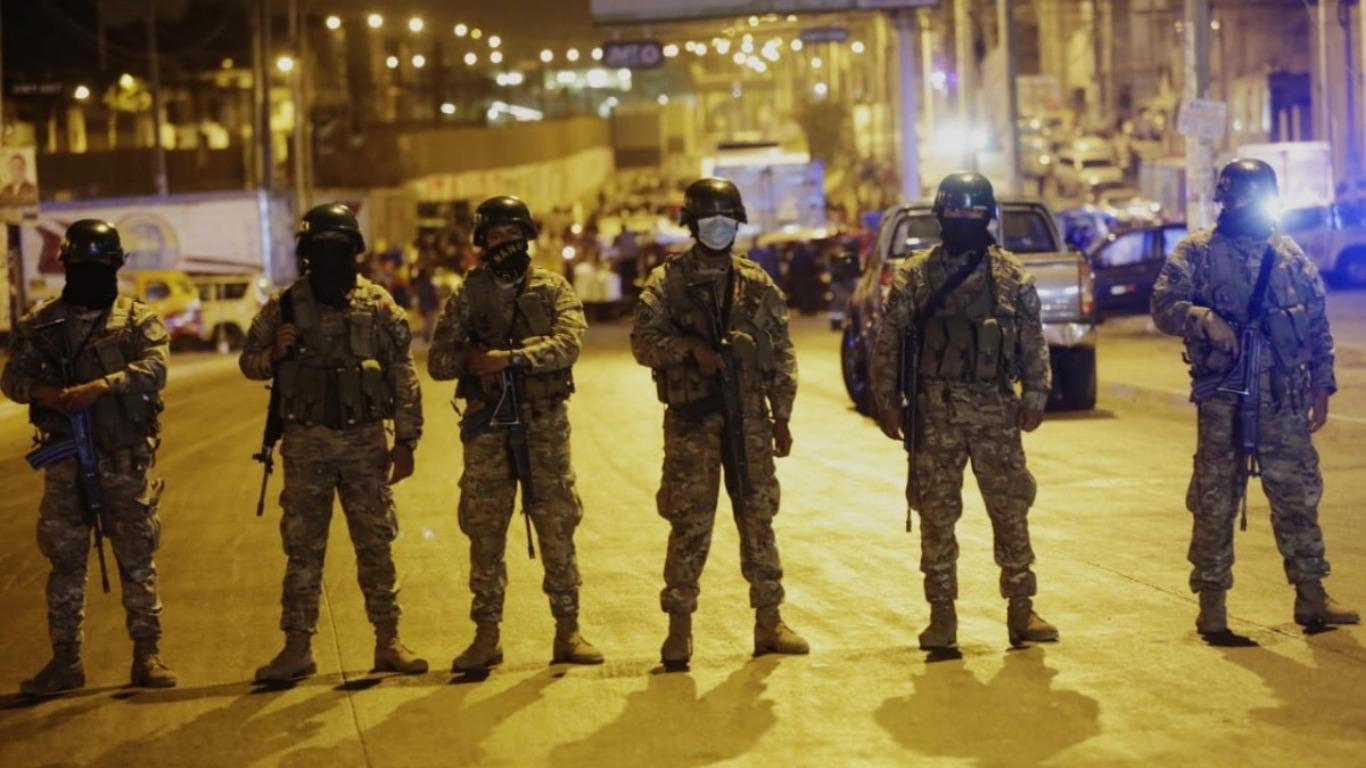 Militares cuidando que ninguna persona incumplan las medidas dispuestas por el Ejecutivo. Foto: GEC