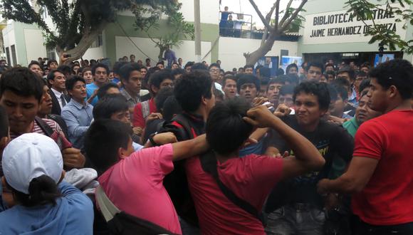 Estudiantes de la UNPRG se enfrentan a golpes por rector (VIDEO)