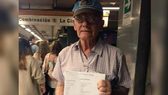 Con currículum en mano un abuelito sordo de 79 años pide trabajo urgente para vivir