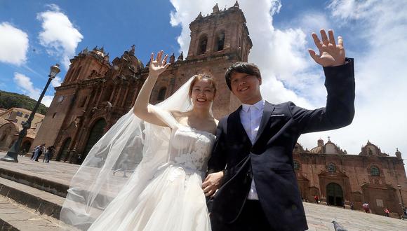 Pareja de extranjeros recorre medio mundo para casarse en Cusco 
