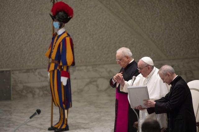 El papa Francisco entrega su bendición durante su audiencia general de los miércoles en el Vaticano. (EFE/EPA/MAURIZIO BRAMBATTI).