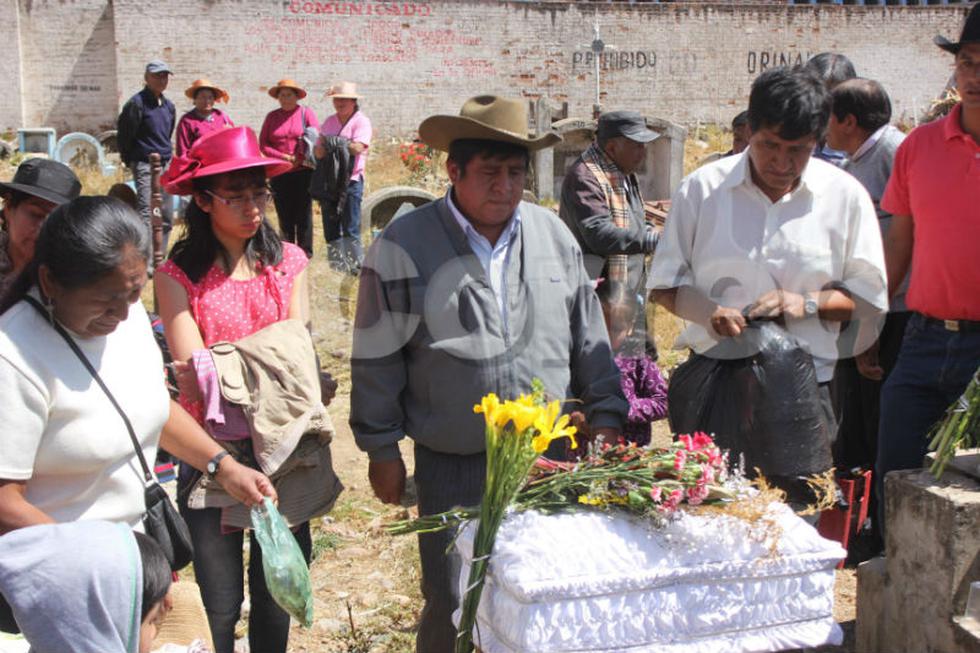 Exhuman restos de mujer  a ritmo de santiago (VIDEO)