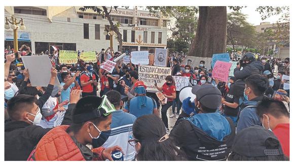 Tras la juramentación de los nuevos miembros del gabinete, jóvenes se congregaron en las principales calles de la Capital de la Amistad en rechazo al Presidente y el Congreso.