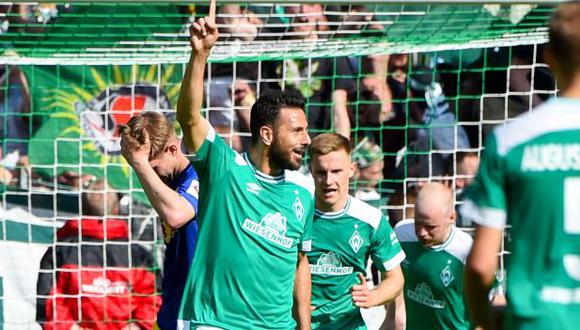 ¿Qué necesita Werder Bremen de Claudio Pizarro para salvarse del descenso?  (Foto: AFP)