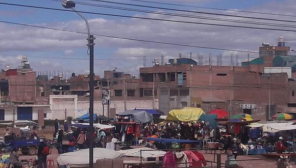 Vecinos piden reubicar a vendedores de ropa usada en Juliaca