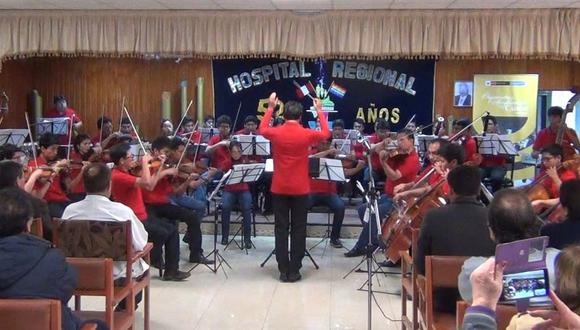 Orquesta Sinfónica de Cusco toca para pacientes de hospital