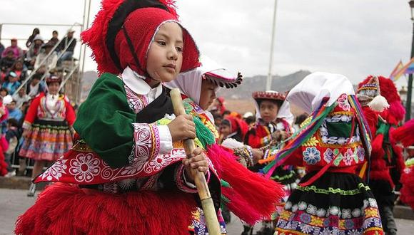 Desfile de danzas típicas de alumnos del nivel primario hoy en Cusco
