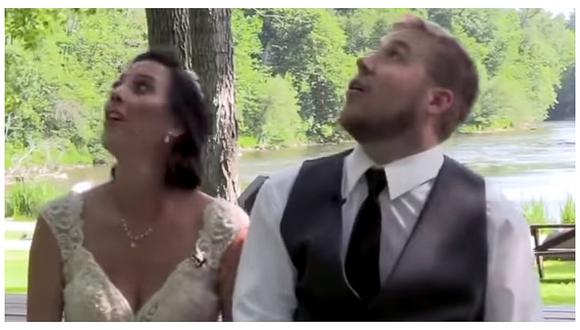 Pareja de recién casados se salva de ser aplastada por un árbol (VIDEO)