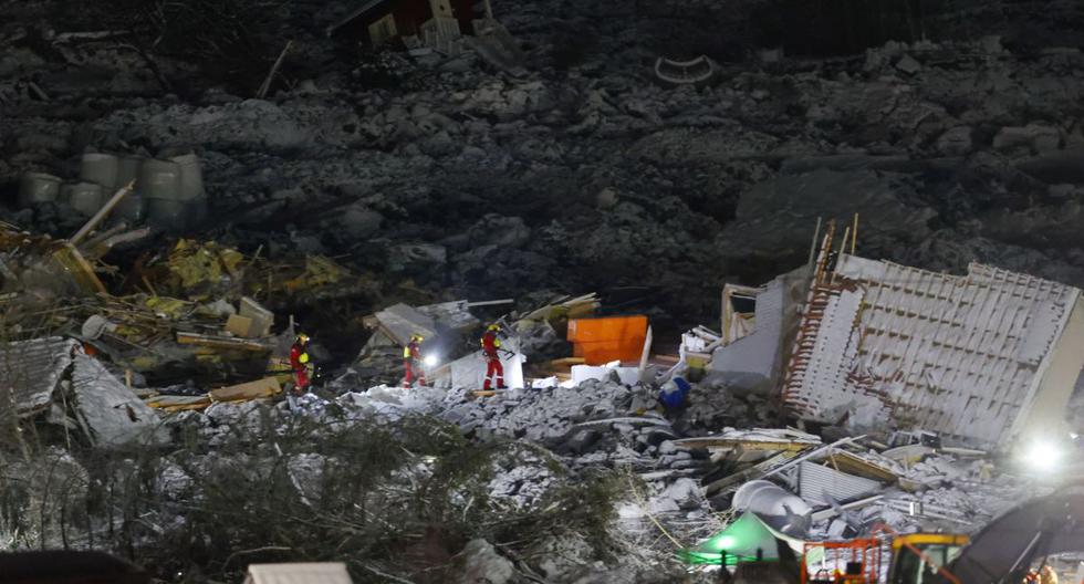 Equipos de rescate buscan personas desaparecidas en el área del deslizamiento de tierra en Ask, Noruega, el 3 de enero de 2021.(EFE/EPA/Jil Yngland).