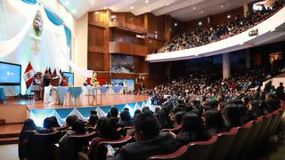 Miles de estudiantes participan en ceremonia de inicio académico de la Universidad Nacional de Huancavelica
