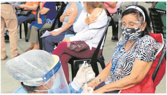 Adultos mayores de Trujillo, Virú, Pacasmayo y Chepén serán inmunizados desde hoy hasta el sábado en 69 puntos de vacunación. Confirman que segunda ola no se ha ido y piden presupuesto para contratar a más personal de salud para continuar campañas de inoculación.