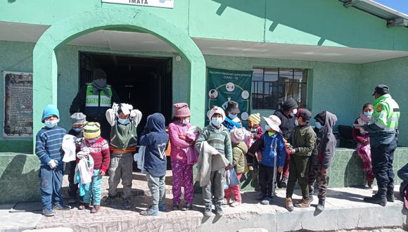 Policías de Imata entregan abrigo a niños de bajos recursos