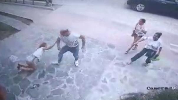 La mujer intenta calmar al futbolista sin embargo no lo consigue y termina sentada en el pavimento. (Foto captura: RPP Noticias)