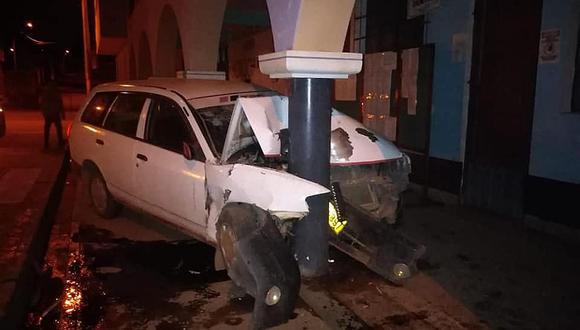 Conductor se salva de milagro tras colisionar su vehículo contra columna de palacio municipal
