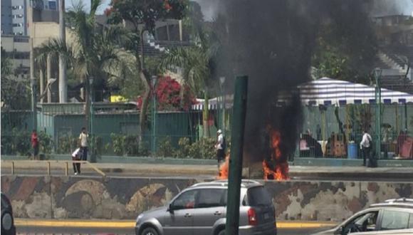 Cercado de Lima: auto queda reducido en cenizas tras incendiarse en plena Vía Expresa