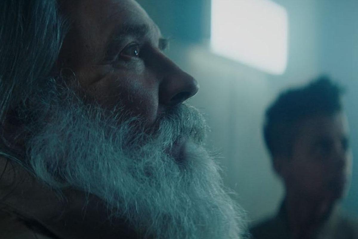 Un viejo sabio les confesó que deberían tener un mensaje para salir de allí (Foto: Netflix)