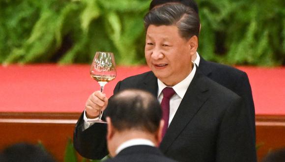 El presidente chino, Xi Jinping, levanta una copa durante una recepción en el Gran Salón del Pueblo en vísperas del Día Nacional de China en Beijing el 30 de septiembre de 2022. (Foto de Noel CELIS / AFP)