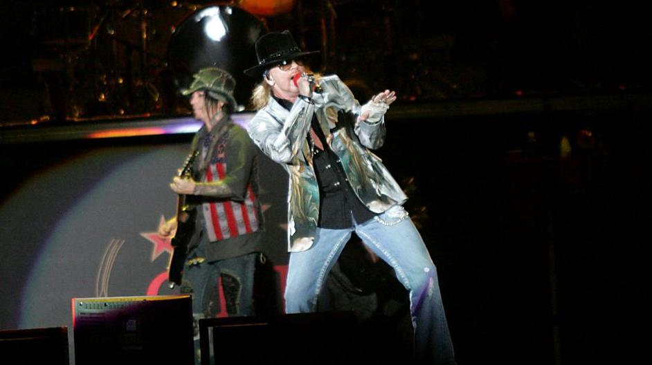 Guns N' Roses. En la foto Axl Roses, vocalista de la banda, durante su concierto en 2010. El rector de la UNMSM, Orestes Cachay, dijo que los conciertos en la casa de estudios se suspenden por el coronavirus; por lo que la presentación de los músicos ya no será en marzo. Foto: El Comercio.