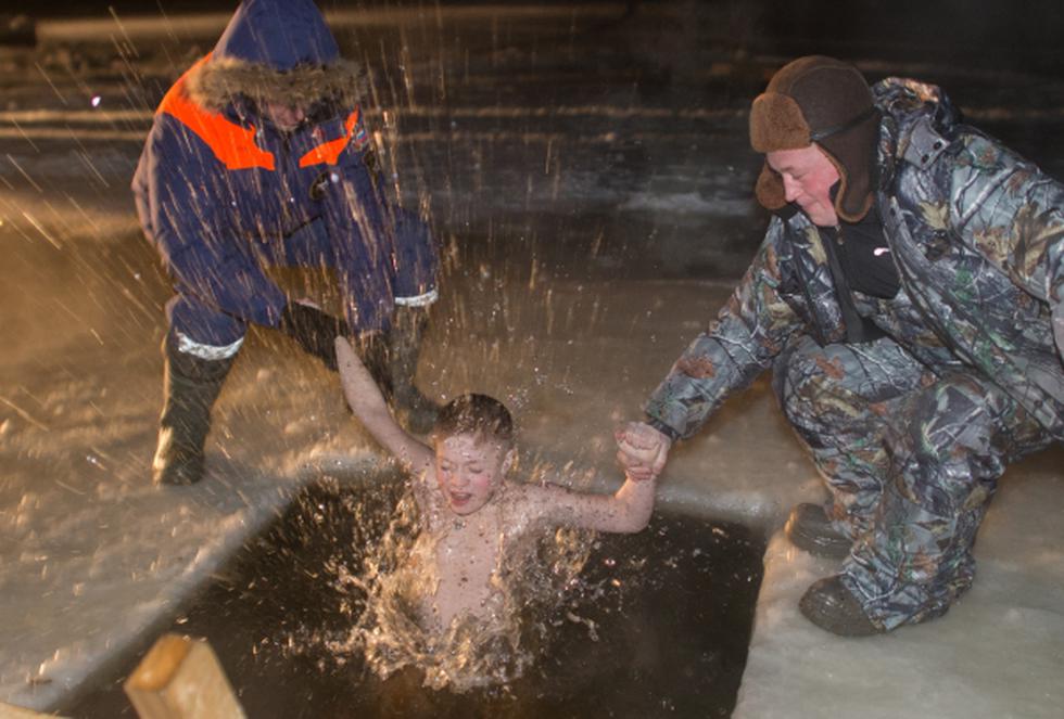 Rusos celebraron la Epifanía con baños en agua helada (FOTOS)