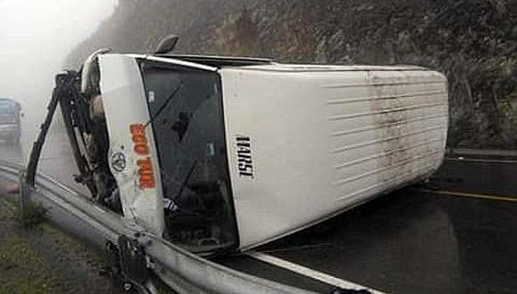 Vuelco de camioneta rural deja siete pasajeros heridos