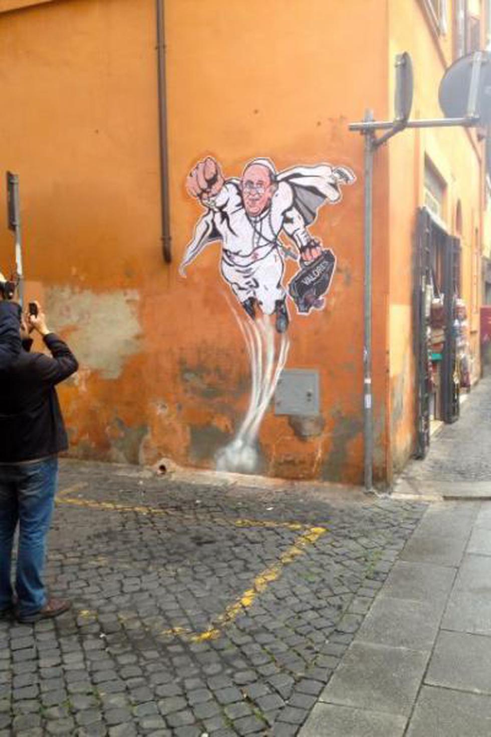 Conoce al artista que dibujó al Papa como superhéroe (FOTOS)