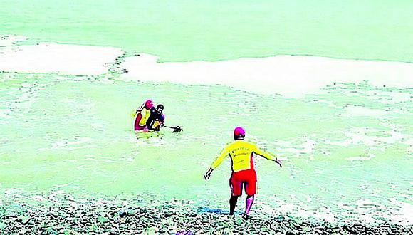 Salvavidas rescatan a dos bañistas