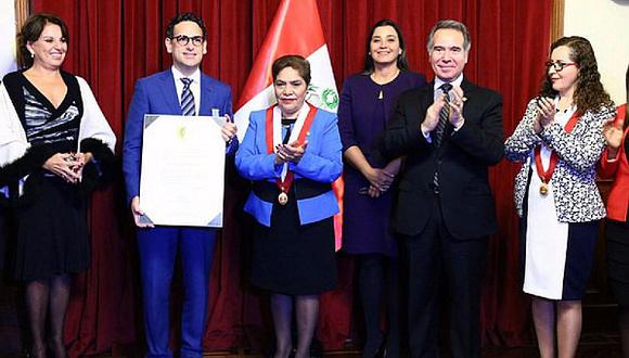 Juan Diego Flórez es condecorado por parte del Congreso por su trayectoria