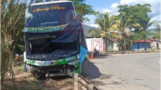 Chanchamayo: bus con 26 pasajeros se despista y árboles lo sostienen evitando su caída 
