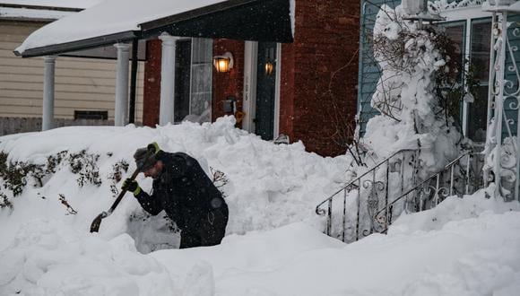 Un residente excava en la nieve en Buffalo, Nueva York, el 27 de diciembre de 2022. (Foto de Joed Viera / AFP)