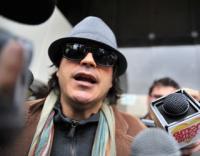 Jaime Bayly llama "orgullosas" a sus hijas