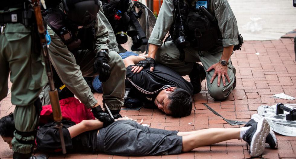 Los manifestantes en favor de la democracia son arrestados por la policía en el distrito de Causeway Bay de Hong Kong. (ISAAC LAWRENCE / AFP).