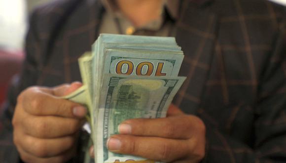 En el mercado paralelo o casas de cambio de Lima, el tipo de cambio se cotiza a S/ 4.010 la compra y S/ 4.035 la venta de cada dólar. (Foto: AFP)