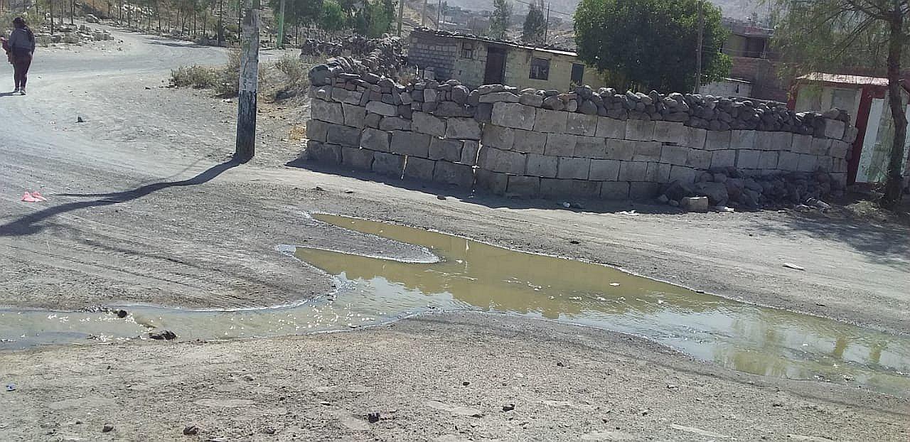 Villa Confraternidad se contamina por derrame de desagües a superficie