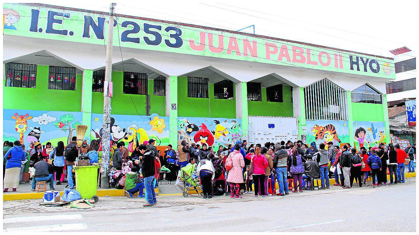 ​Sorteo define suerte de padres que forman colas por vacantes