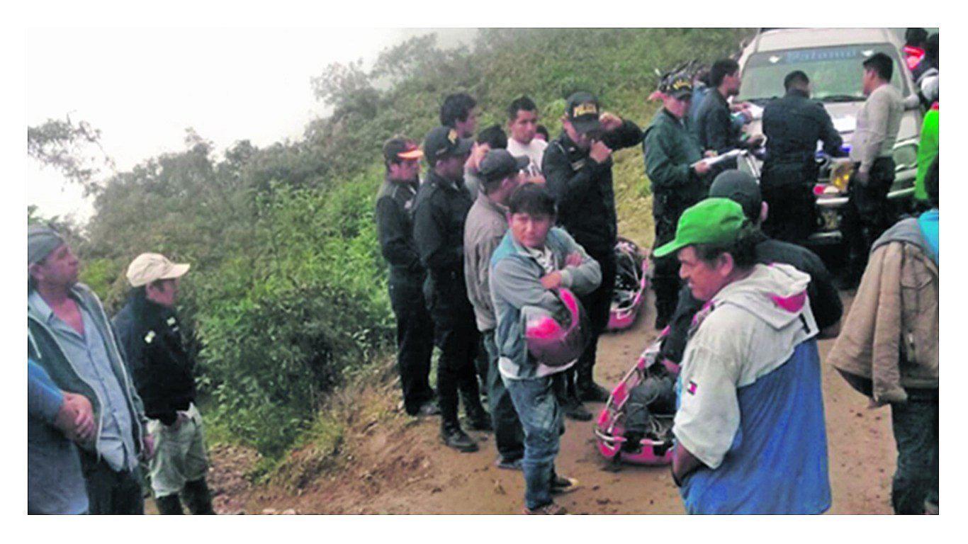 Automóvil cae a un abismo de 500 metros y mueren cinco personas