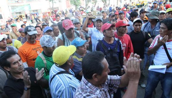 Azucareros continúan con protestas en distrito de Tumán