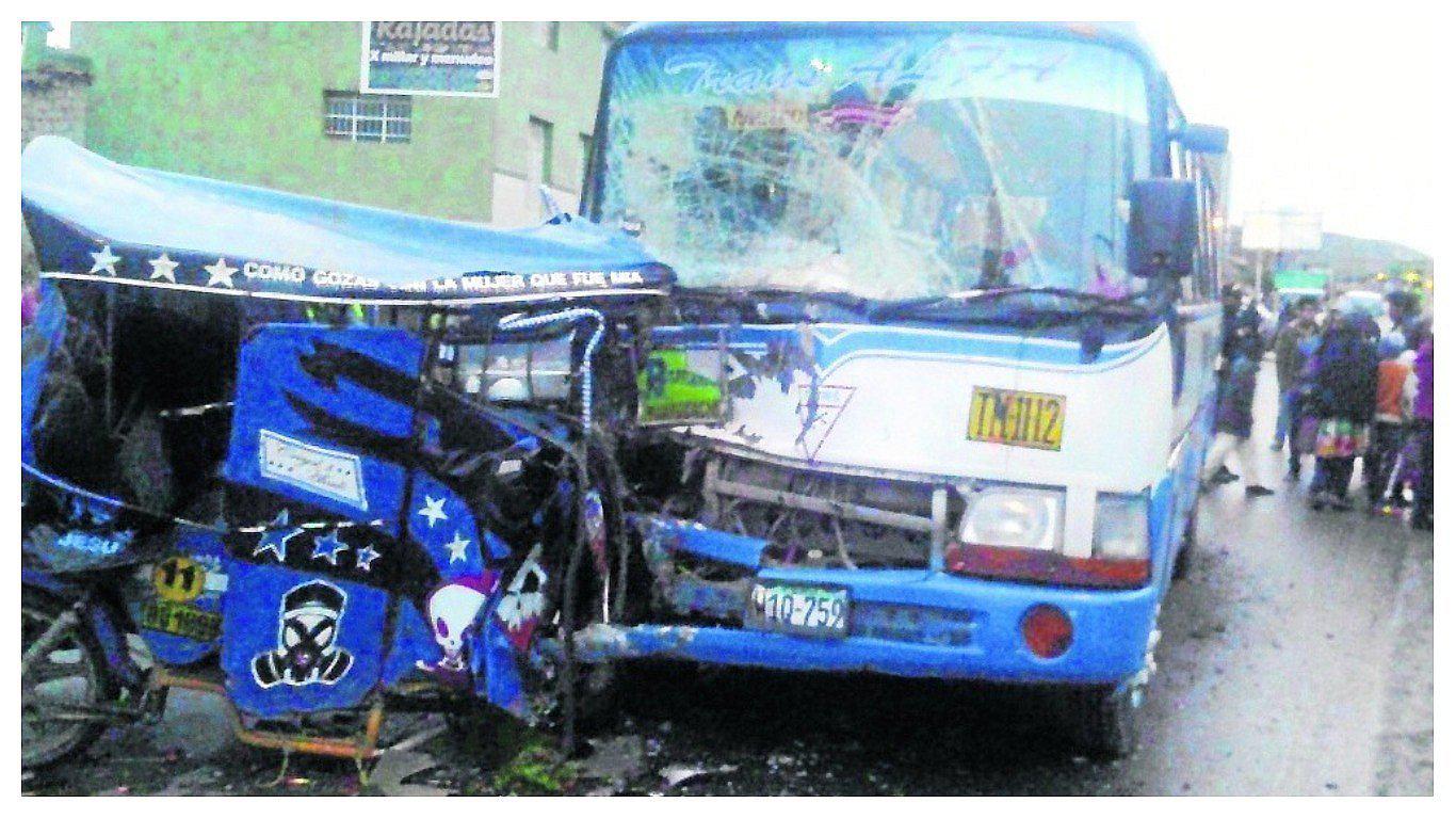 ​Tres salen de velorio y ven la muerte al chocar con minibus