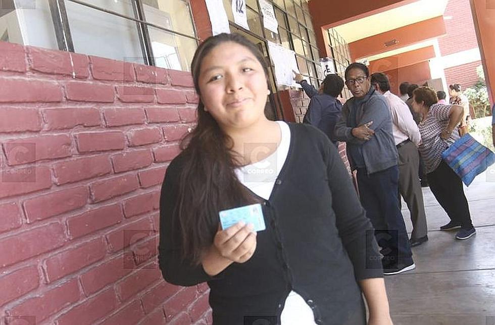 ​Jóvenes de 18 años votan entusiasmados en referéndum (FOTOS)
