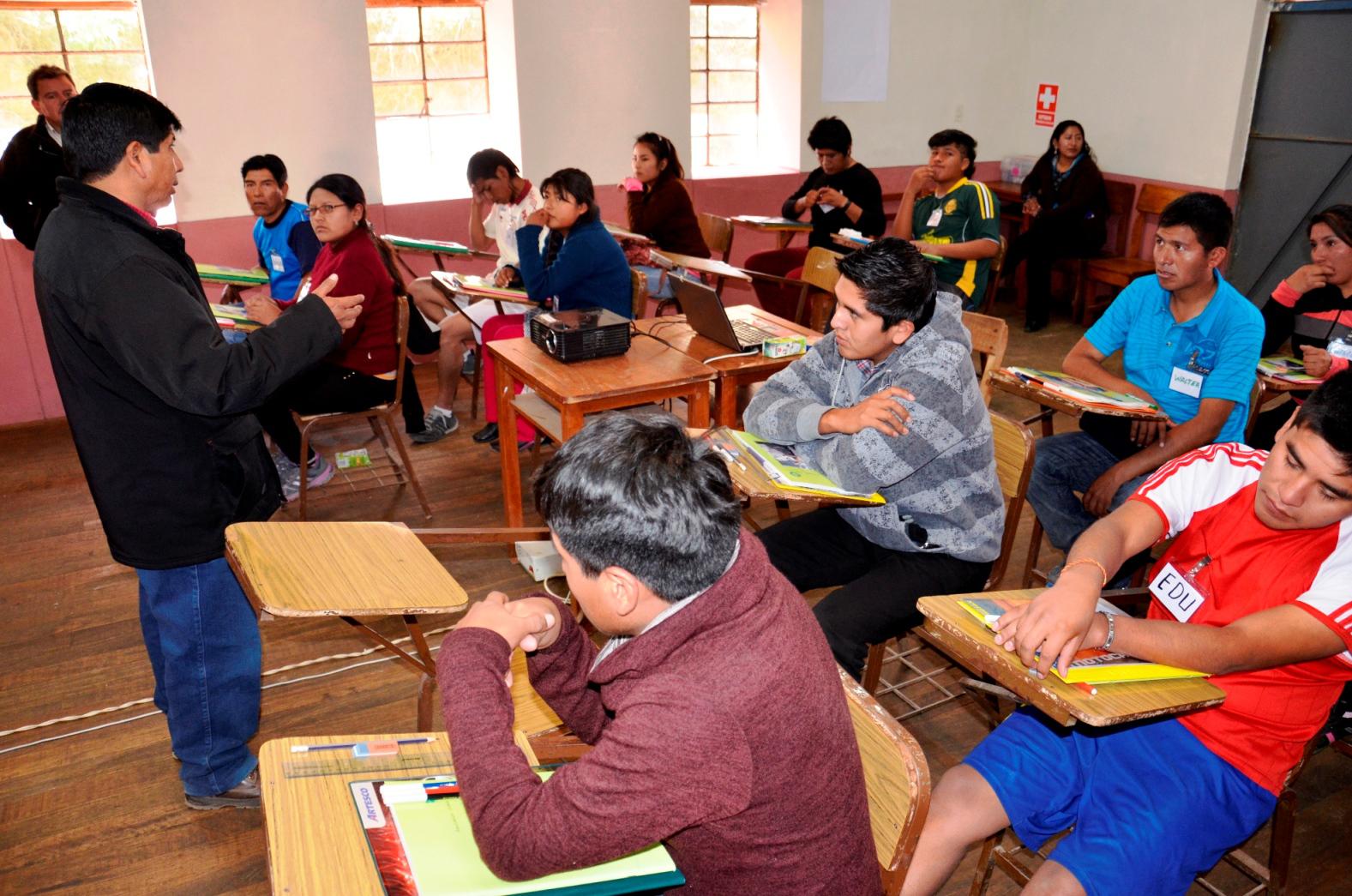 Jóvenes moqueguanos beneficiados con becas integrales