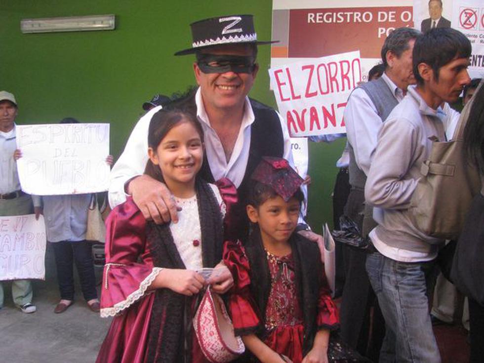 Inscribe candidatura Gobierno regional de Tacna vestido del "Zorro"