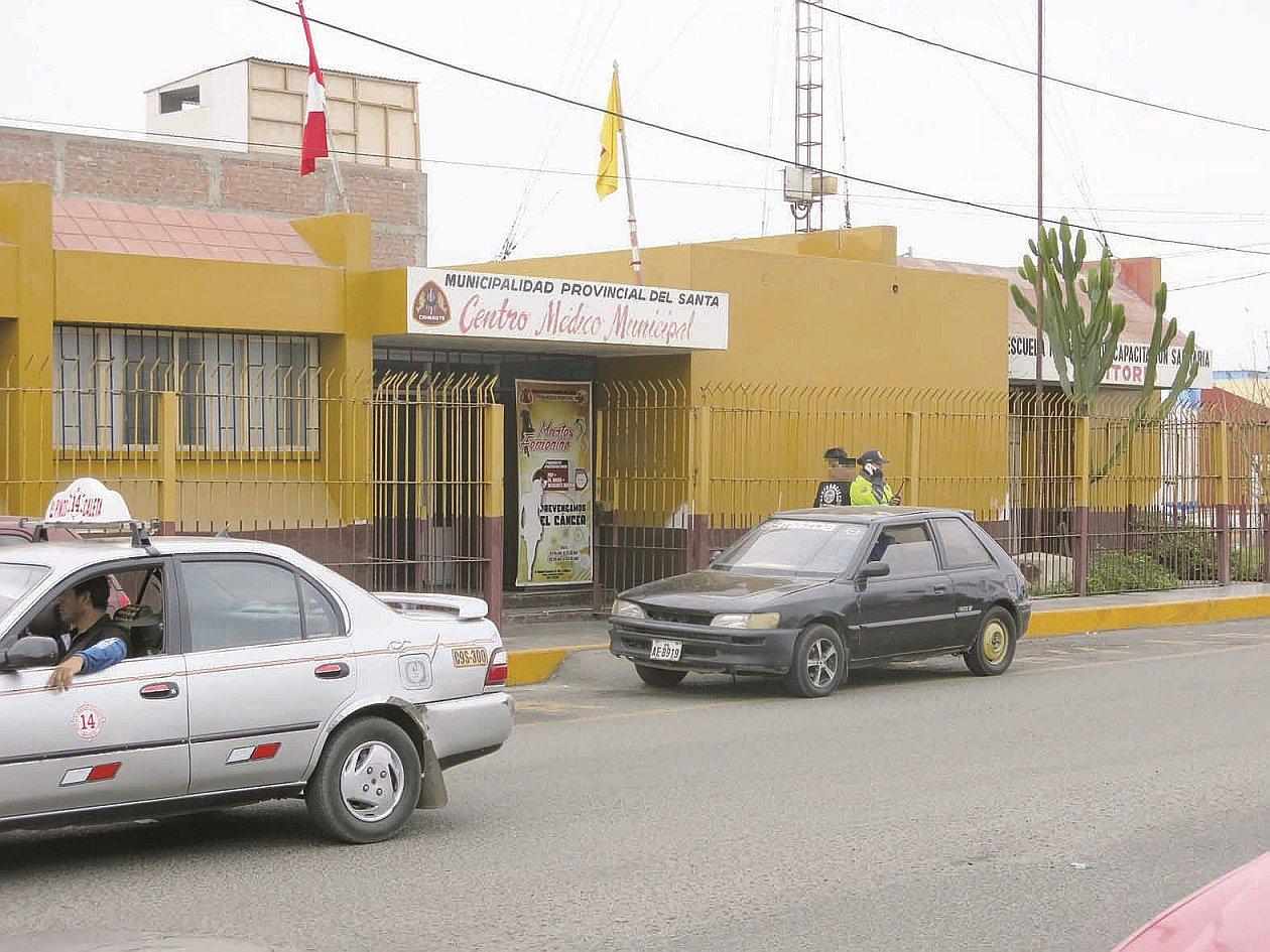 Policía es acusado de robar celular a una trabajadora de limpieza de centro médico