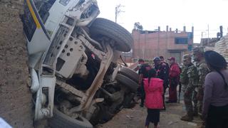 Camión que llevaba cemento se despista, vuelca e inunda casa con mezcla fresca en Huancayo (VIDEO)